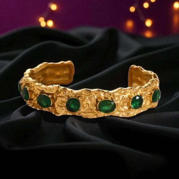 🆕️Vintage-Inspired Gold Cuff Bracelet | Green Zirconia Gems | 18K Gold Plated ✨ - Picture 1 of 13